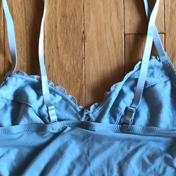 Brand New Marilyn Monroe Women's Camisole Blue Floral Stretch V-Neck Lace Top - Picture 7 of 7